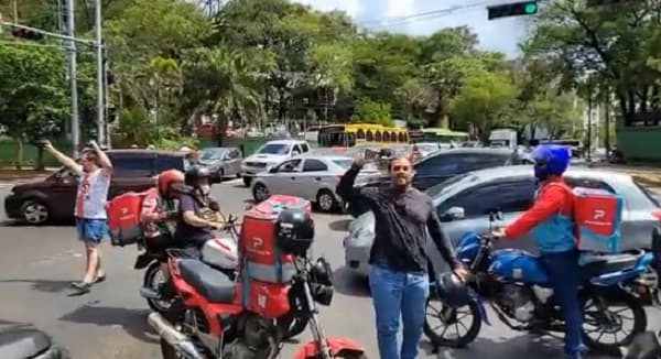 Trabajadores de delivery cierran calles de Asunción por suba de combustible