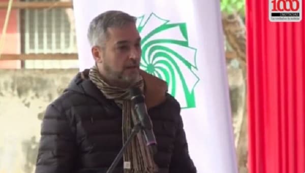 Abdo Benítez pide disculpas a padre que irrumpió en acto oficial