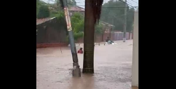 Bomberos rescatan a tres personas atrapadas en raudales