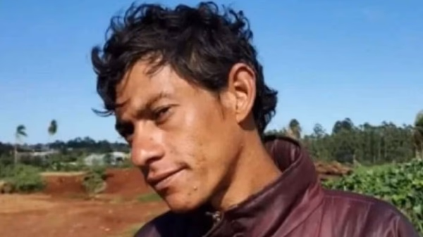 Hombre afirma que vive amenazado por ser “muy atractivo”