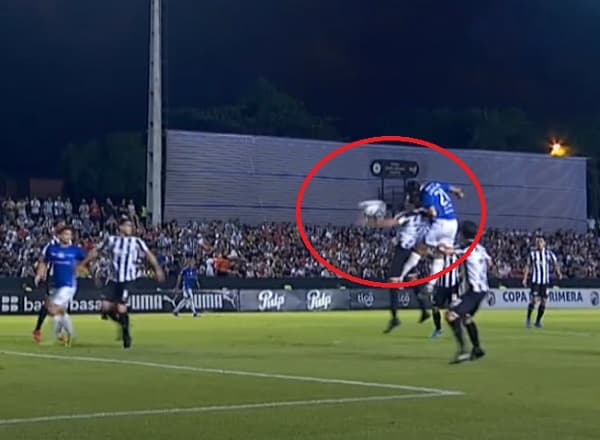 Colmán “decidió incorrectamente” sobre mano en el área de Libertad 