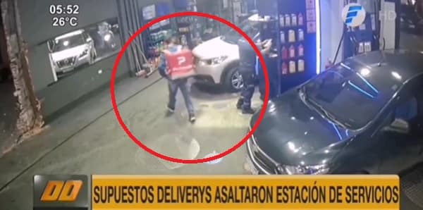 Hombre vestido de delivery asalta en surtidor