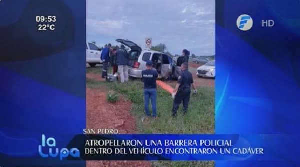 Atropellan barrera policial, se fugan y dejan un cuerpo dentro del auto