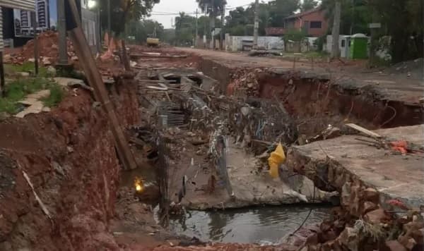 Avenida Molas López queda como “zona de guerra” tras temporal