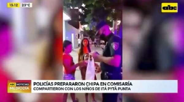 Policías elaboran y regalan chipa a niños en Asunción