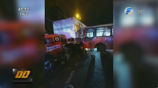 Choque entre bus de la Línea 27 y camión deja una herida