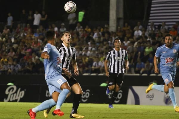 Libertad y Resistencia igualan en juego con final de infarto