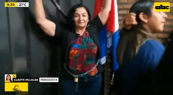 Alumnos y docentes se manifiestan frente a Gobernación de Central