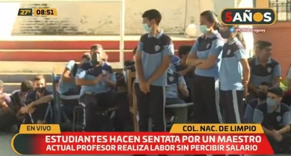 Mediante sentata estudiantes piden designación de docente
