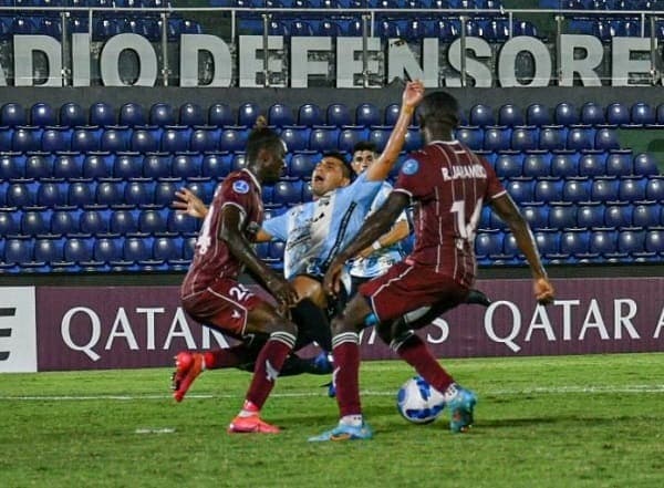 Guaireña gana sobre la hora y lidera su grupo