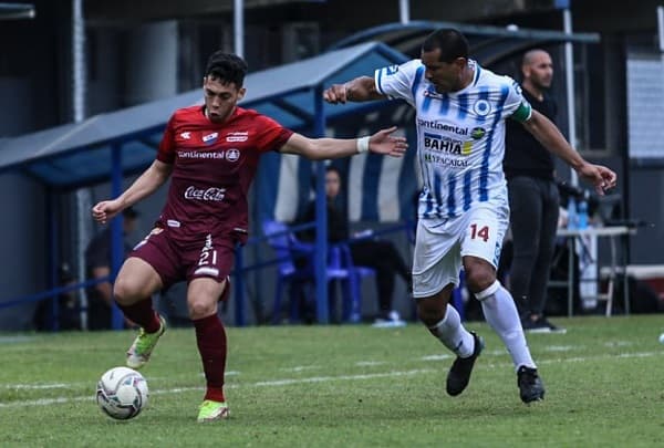 Nacional consuma victoria sobre 12 de Octubre tras reanudación 