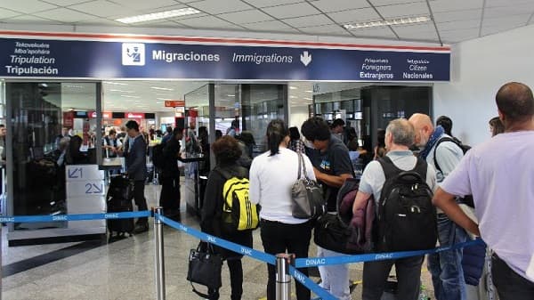 Detienen a funcionarios del aeropuerto por envío de drogas