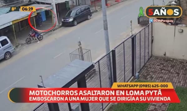 Motochorros asaltan a mujer que estaba a metros de su casa