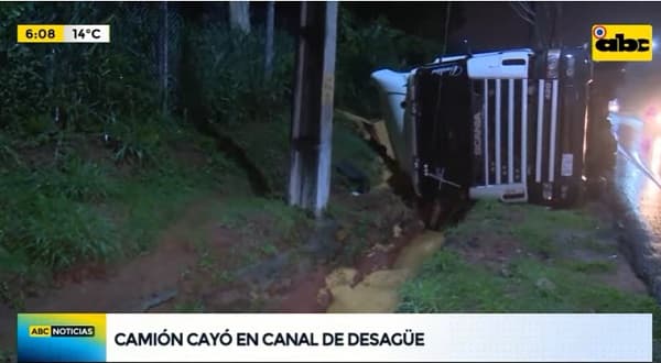 Camión sojero vuelca a causa de bache