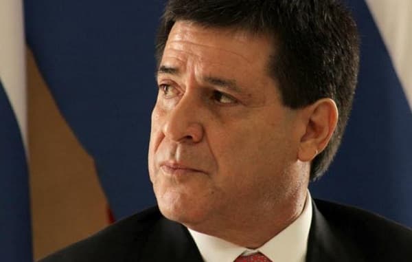 Cartes puede viajar al exterior, pero no le conviene, reconoce su abogado