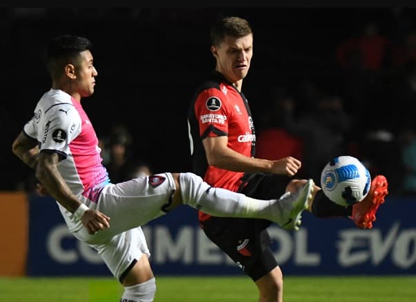 Colón derrota a Cerro y lo complica