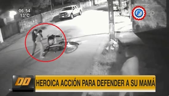 Hombre defiende a su madre y evita que motoasaltantes lleven su cartera
