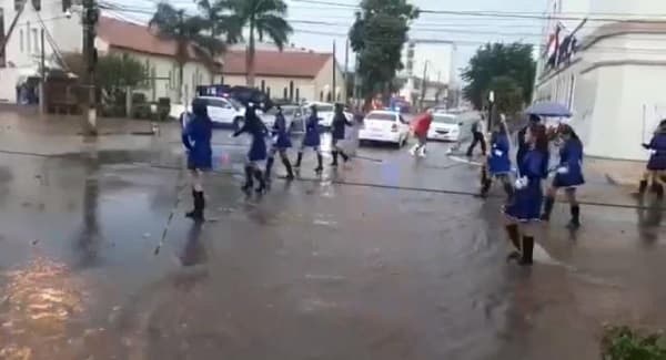Estudiantes desfilan a pesar de lluvia en Pedro Juan