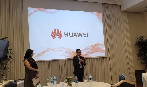 Firma tecnológica agasaja a periodistas por su día 