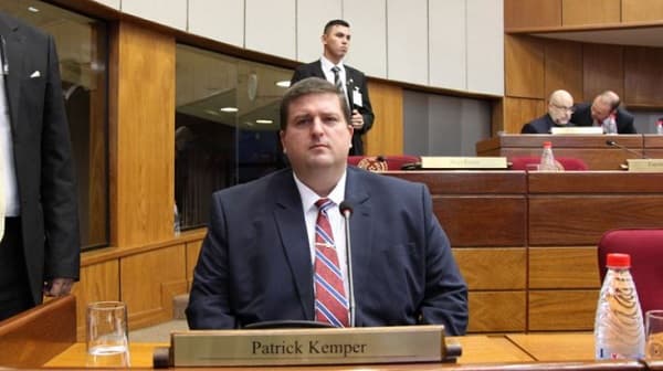 Senador Patrick Kemper retorna al Partido Colorado