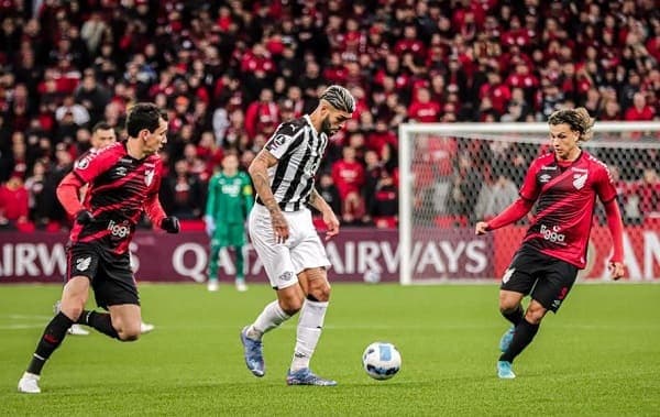 Paranaense supera y complica a Libertad 