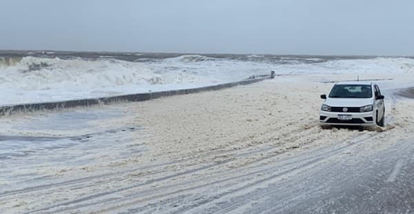 Ciclón cubre costa de Uruguay con extraña espuma