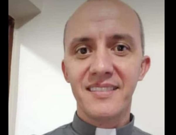 Hallan muerto a sacerdote en un salón parroquial