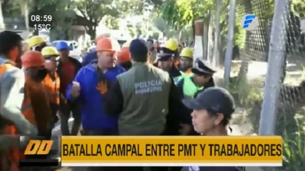 Batalla campal entre trabajadores y PMT deja un agente herido