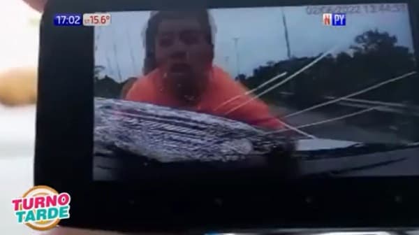 Mujer es embestida por vehículo y solo sufre heridas leves