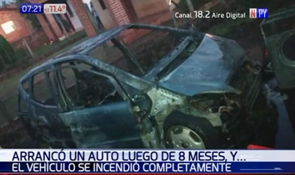 Auto parado ocho meses se incendia tras intento de arranque