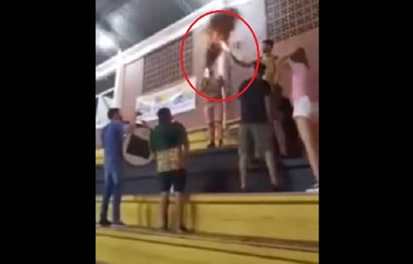 “Bengalas de humo” explotan en manos de jóvenes de una hinchada