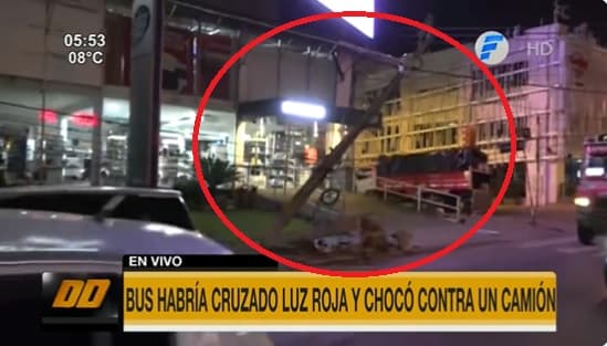 Bus choca contra camión y columna sobre San Martín