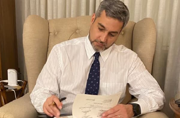 Abdo promulga ley de control de Seprelad a tabacaleras y clubes