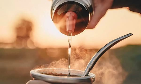 Consumo de mate con agua hirviendo puede causar cáncer, advierte Salud
