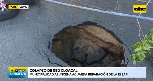 Colapso de red cloacal genera pozo en transitada arteria