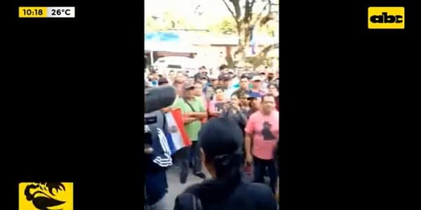 Escrachan a “La Negra” tras audiencia en la EBY