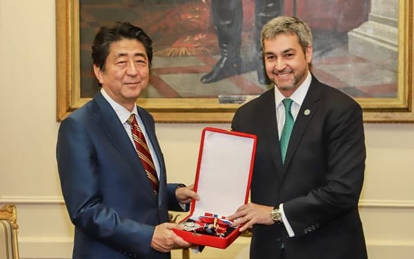 Ex Primer Ministro de Japón muere tras ser baleado en acto público