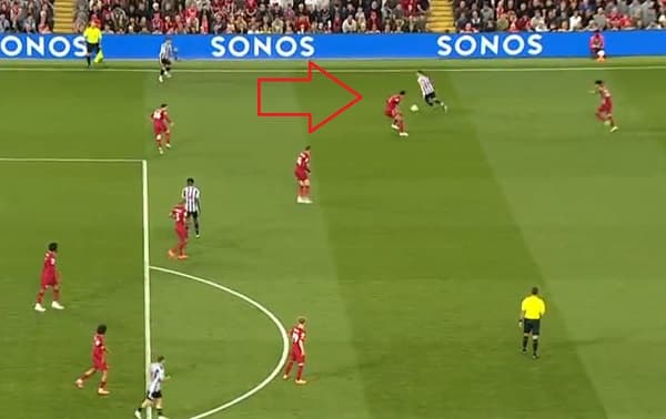 Almirón saca a “bailar” a van Dijk en el gol del Newcastle 