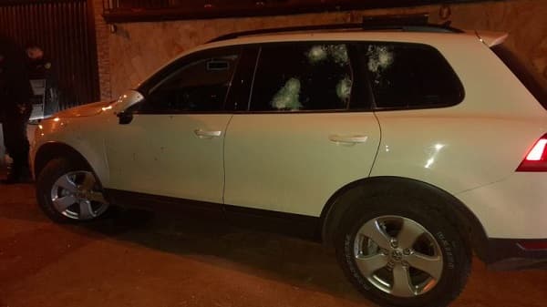 Balean camioneta y vivienda de policía en Pedro Juan