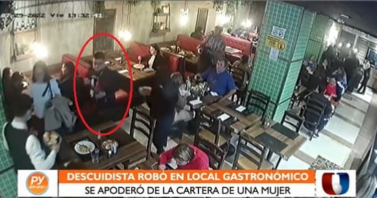 Revelan maniobra de descuidista para robar una cartera