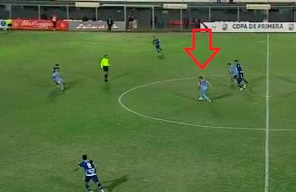 Escobar marca golazo desde el círculo central 