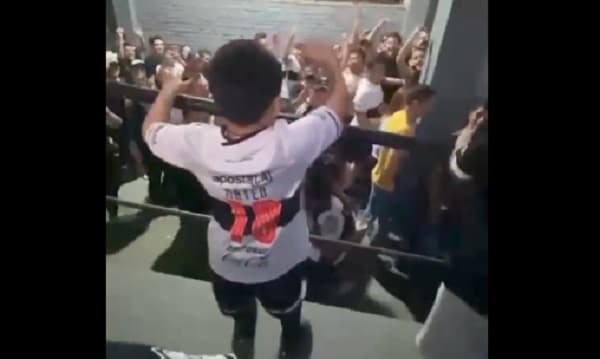 Hinchas de Olimpia ovacionan al pequeño Mateo en el Superclásico