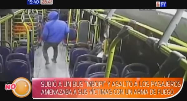 Delincuente roba pertenencias a pasajeros en bus