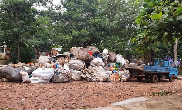 Denuncian que chatarrería llena de basura un barrio en Lambaré