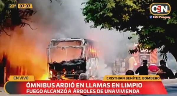 Bus diferencial es consumido por las llamas en Limpio