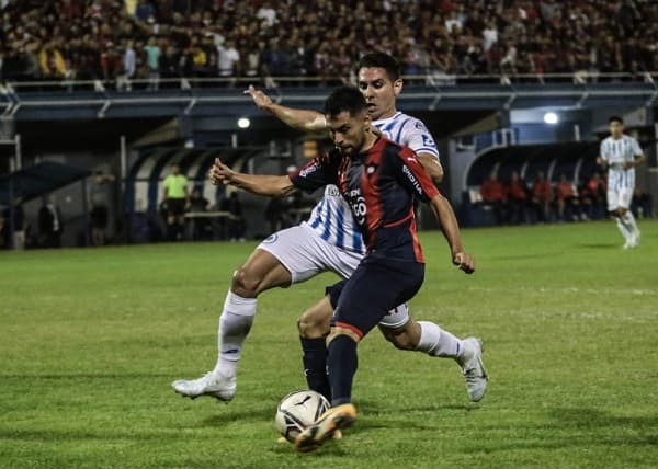 Cerro gana con lo justo y comparte la punta 