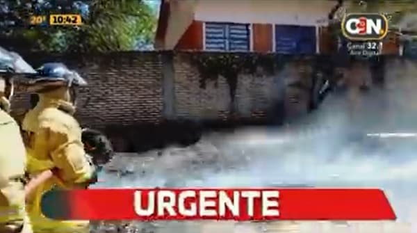 Evacúan a niños de escuela por incendio en baldío colindante