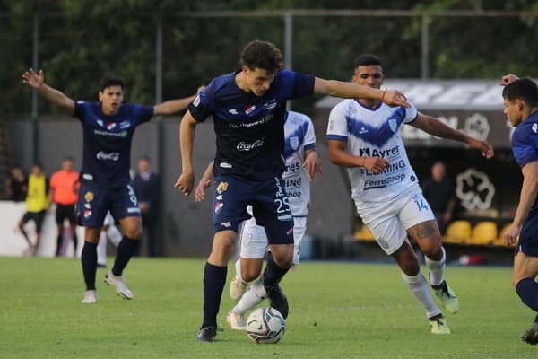 Nacional gana sobre el descuento y está en la punta 