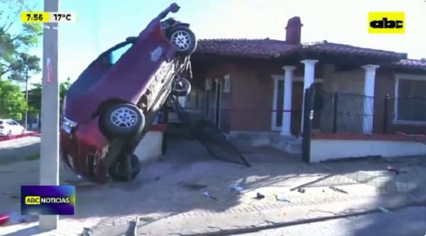 Aparatoso accidente vehicular deja al conductor herido