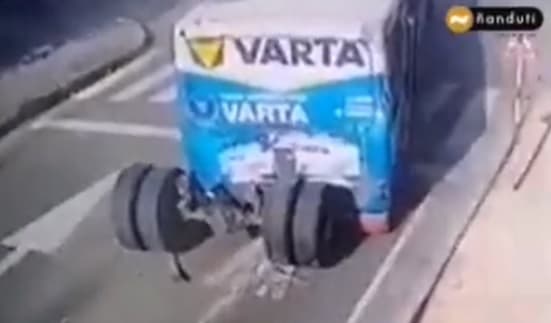 Bus de la Línea 27 pierde ruedas traseras en plena marcha